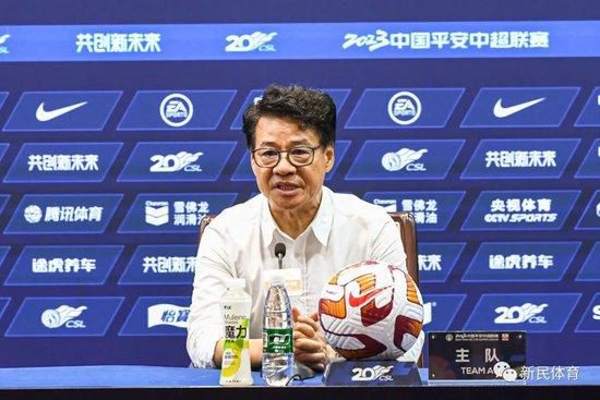 大学情侣野外吃奶捏胸