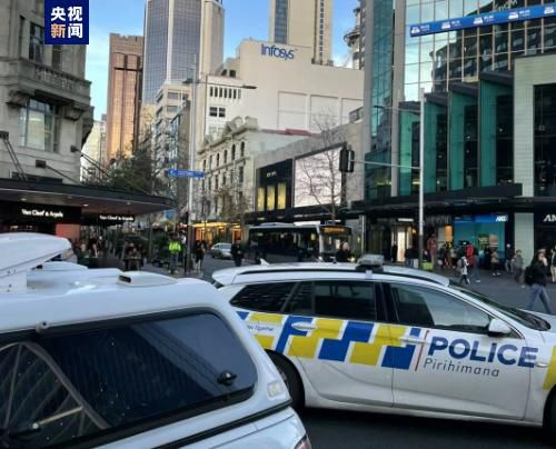 西施解开裙子坐在我腿中间